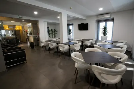 Hotel Solaris Отели рядом с достопримечательностью «Nautur Observação de Golfinhos»