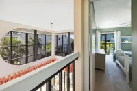 Island Townhouse Steps from the Ocean, Large Lanai, Heated Pool - Summer Avail