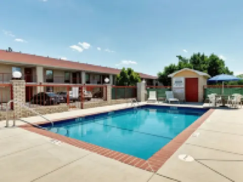 Quality Inn & Suites Hotels in Monroe