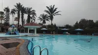 Villa Miky Kota Bunga Puncak Cianjur Bogor - parking