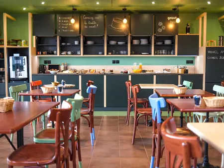 Greet Hotel Belleville en Beaujolais A6 Отели в г. Сен-Тривье-сюр-Муаньян