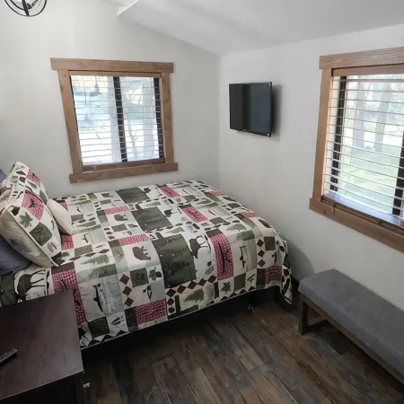 Simply Amazing....Remodeled Cabin with Strawberry's Largest Deck, Dog Friendly