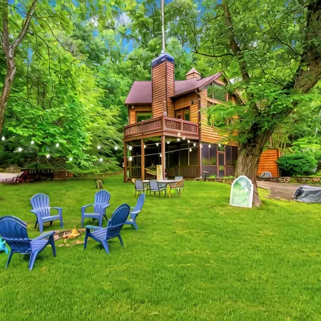 Cabin Zen. Riverfront. Hot Tub. Fire-Pit. Arcades. Pet-Friendly. Sleeps 8+