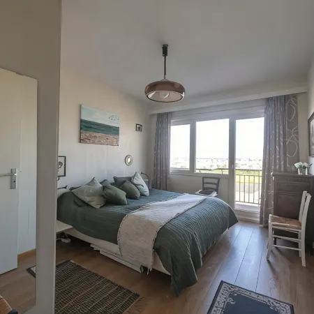 Seaview Apartment on the Beach - Free Parking!