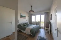 Seaview Apartment on the Beach - Free Parking! - Apartments