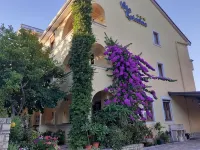Villa Kristina - Bed and Breakfasts
