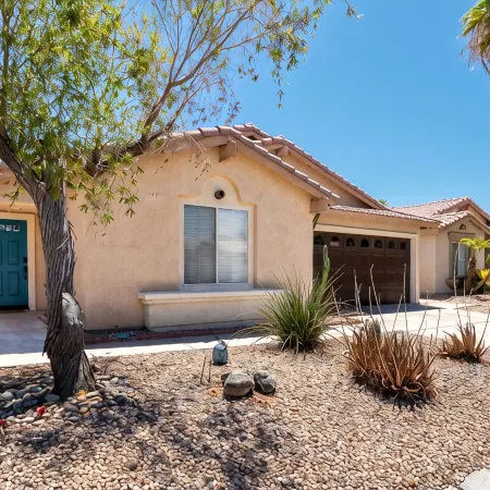 Stylish House in the Indian Palms Country Club. Walking distance to Coachella!
