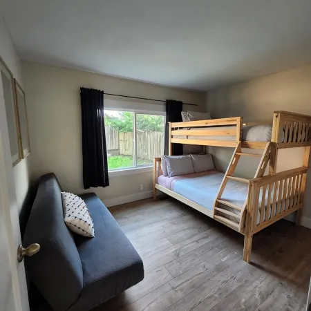 Sandy Pacific Hideaway-hot tub, smart tv, woodstove. 4 bedroom home. Florence,OR