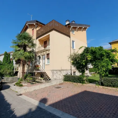Locazione Glicine with 3 rooms for 4 guests with private parking and garden.