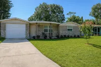 Modern Retreat, 9 Mins to Beach, Fast Wi-Fi
