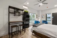 Lake Oswego Quiet Ground Level Condo Private Entrance - Pet Friendly! - Wifi