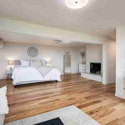 Skyline - Entire Modern 3-Bedroom House with Game Room, Sauna and Views! Rooms