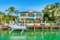 Elev • 5Br/8BA • Game Room • 75’ Deep Canal Dock • Ice Maker • Kayaks • Bikes - Wifi