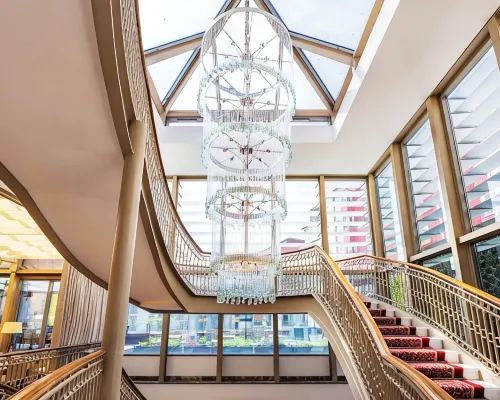 إنتركونتيننتال بورتو - بالاسيو داس كاردوساس Hotels near سي