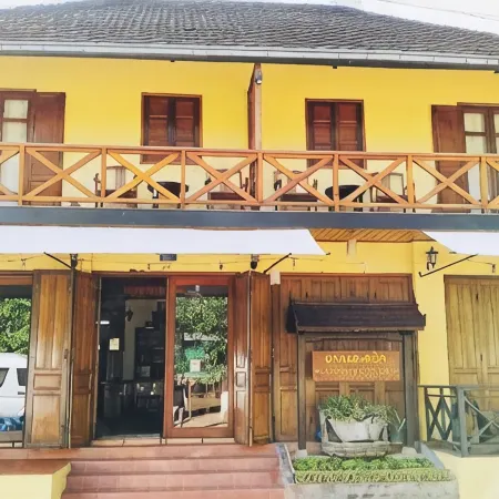 Villa Alounsavath Mekong Riverside Отели рядом с достопримечательностью «Ват Лонг Кун»
