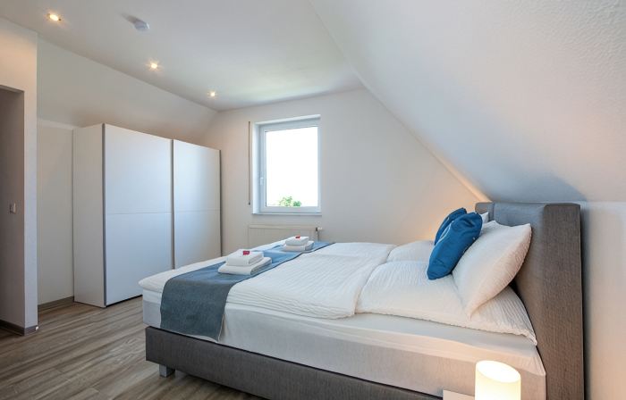 Central, stylish and modern holiday apartment with balcony and box-spring beds