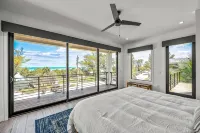 Luxury Beachfront Home! Steps to Beach and Shopping and Sweeping Bay Views! - 무료 와이파이