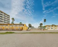 The Plaza at North Beach Corpus Christi - 2-Sterne