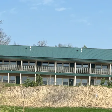 Summer Weekends Are Ready! Hot Tub, Sauna, Lake Front! 2 Bedrooms, 2 Full Baths!