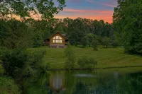 Water's Edge Cozy 2-bedroom cabin. Wooded setting, WiFi, Pond & Hot Tub - 3-Star