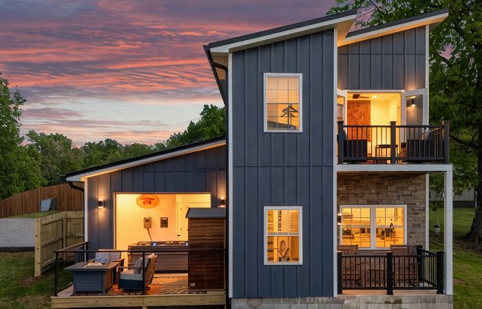 Serenity Villa: Luxurious Retreat with Hot Tub, Rooftop Deck & Mountain View's