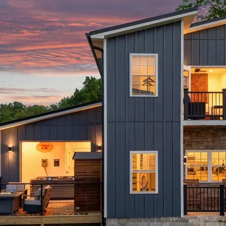 Serenity Villa: Luxurious Retreat with Hot Tub, Rooftop Deck & Mountain View's