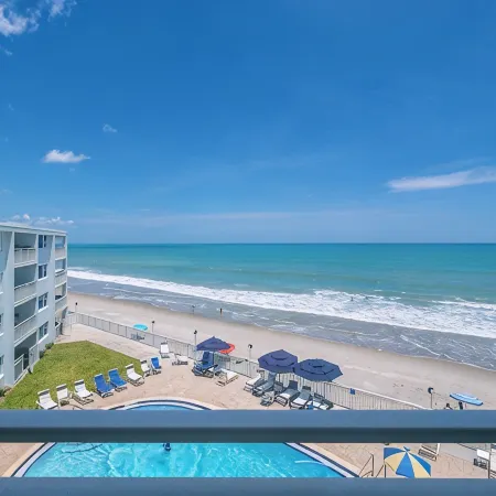 Top Floor Oceanfront 2Br w/ Balcony at Paradise Beach Club, Unit 447