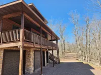 Stunning 3 bed/2bath Cottage with lake frontage. Winter ski in/out Whitecap Mtn - 3-Star