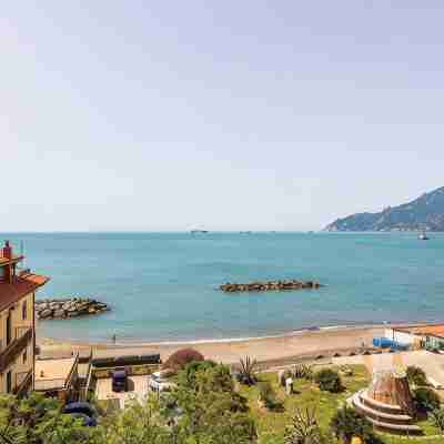 Casa Elan Salerno, large and bright apartment, a stone's throw from the beach Others
