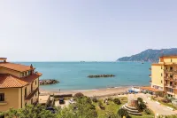 Casa Elan Salerno, large and bright apartment, a stone's throw from the beach
