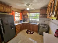 Peaceful 2-bedroom downstairs apartment walking distance to the airport. - 2 ดาว