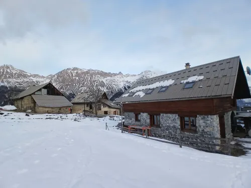 Very sunny chalet at the foot of the slopes, the Ecrins and the paragliding departure point!