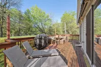 Cozy Lake Mountain Escape Cottage- Fire pit, Large Deck, Community Lakes & Pools - 4-Sterne