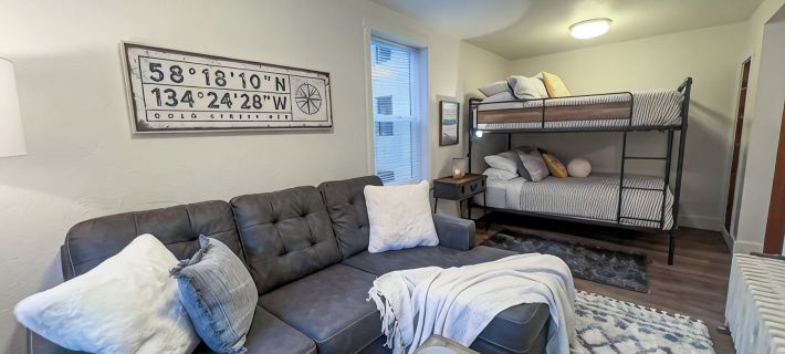 Downtown Studio apartment with queen sized bunk beds. Hotels in Juneau