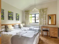 Honeysuckle lodge - sleeps 4/5 with wood burner and private hot tub Cheddar otelleri