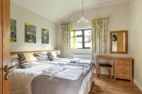 Honeysuckle lodge - sleeps 4/5 with wood burner and private hot tub
