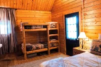 2 Lakeside : Charming 2-bedroom cabin with AC, WiFi in welcoming Solgohachia