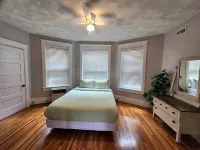 The Big House, Historic 4-Bedroom Home With Custom Art And Dedicated Workspace - Homestays