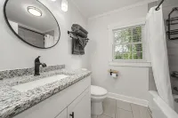 Cozy 2BR Cottage in Downtown Warm Springs (A)
