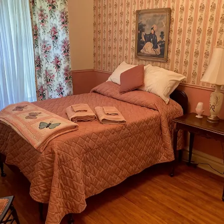 Mt Hope Heritage Home - Step back in time in this unique three bedroom home.