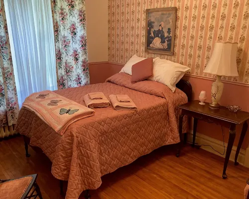 Mt Hope Heritage Home - Step back in time in this unique three bedroom home. Hotels in Plateau