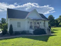 The family friendly, easily accessible new Peacefulside Retreat!
