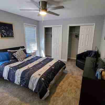 Perfect Background Hangout-Café Lit Patio, Bonfire, BBQ Grill-Near UF Stadium! Rooms