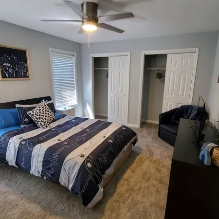 Perfect Background Hangout-Café Lit Patio, Bonfire, BBQ Grill-Near UF Stadium!