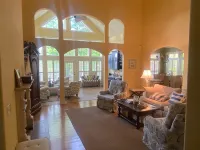 Beautiful Custom Home Overlooking Pond - de charme
