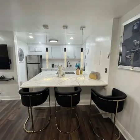Atlanta penthouse king /queen /Twin. Home away from home.