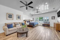 Waterfront Home- 2 Pools, Waterslide, huge boat dock and perfect layout!! - Uima-altaat