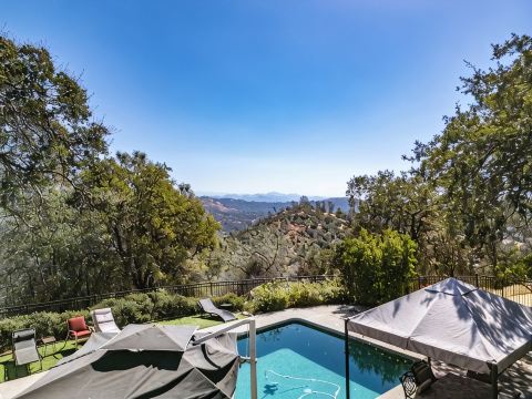 Hilltop Manor- Views - Family Home/Private - Pool and Spa