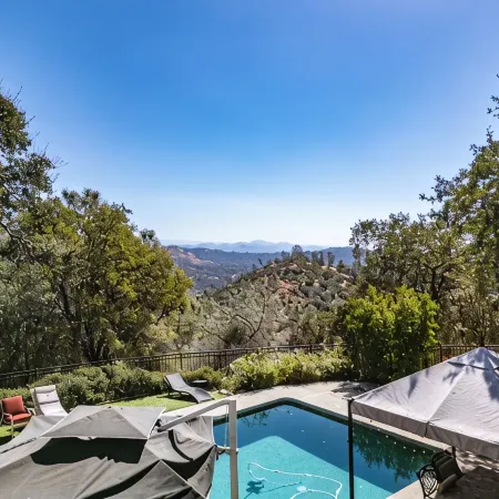 Hilltop Manor- Views - Family Home/Private - Pool and Spa