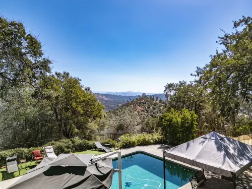 Hilltop Manor- Views - Family Home/Private - Pool and Spa